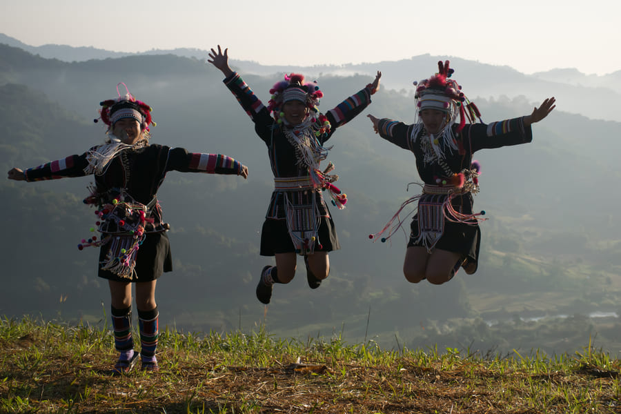 bailarines chinos muy contentos en las montañas .