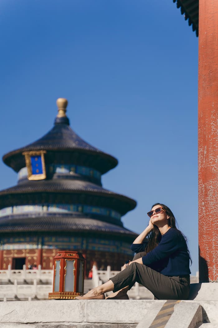 mujer tomándose una foto en beijing en un viaje