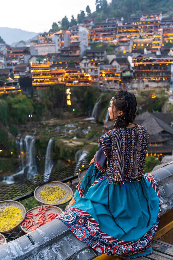 mujer contemplando la ciudad de china