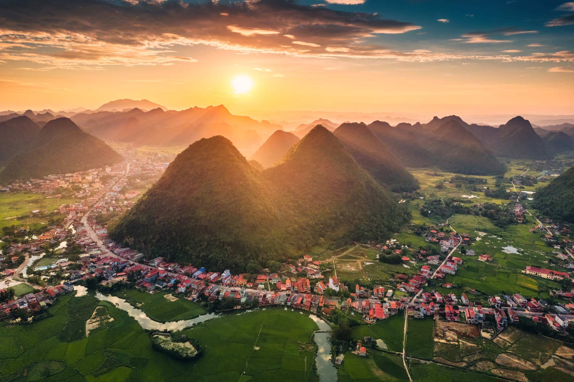 Atardecer detrás de las montañas en yangsho